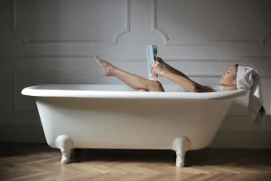 bain relaxant dans une baignoire îlot à l’étage