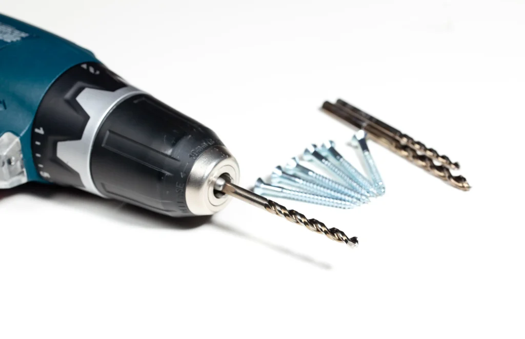 Mandrin auto-serrant de perceuse avec un foret coincé après perçage