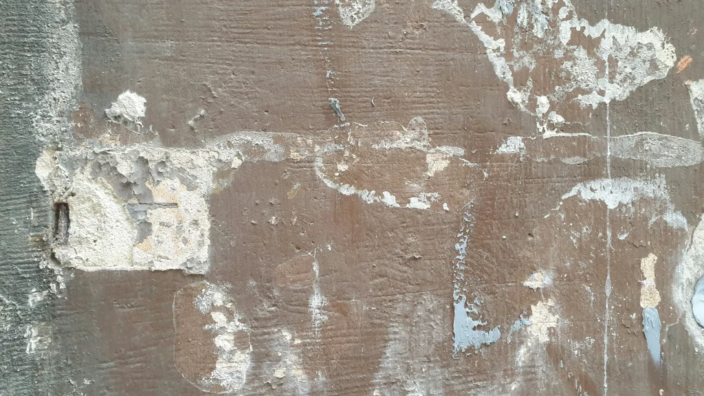 mur en placo abimé avant rebouchage et enduit de réparation