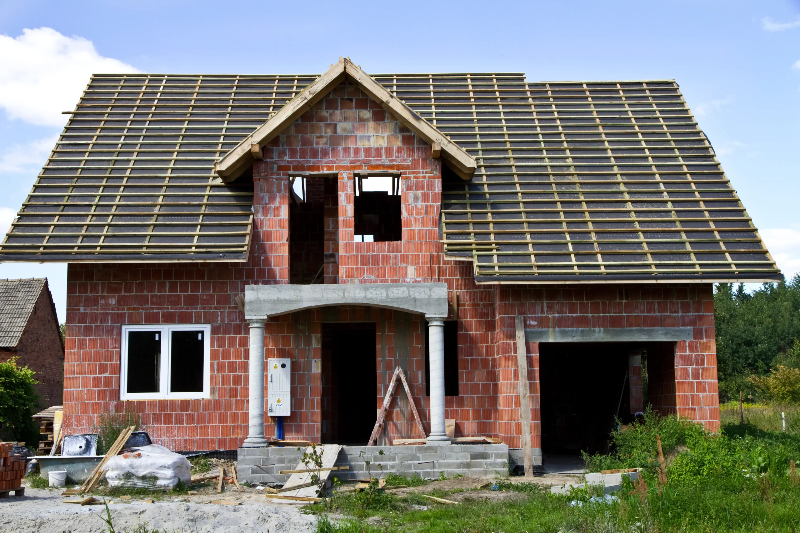 Maison en cours de rénovation avec toiture refaite, exemple de travaux réalisés avant une succession