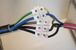raccordement électrique d’une plaque avec 5 fils sur une installation murale à 3 fils