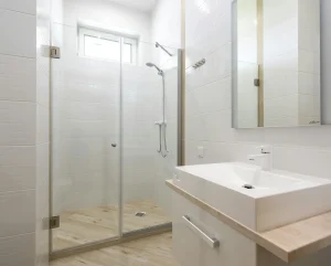 Salle de bain moderne avec douche à l’italienne, en rénovation ou fraîchement terminée