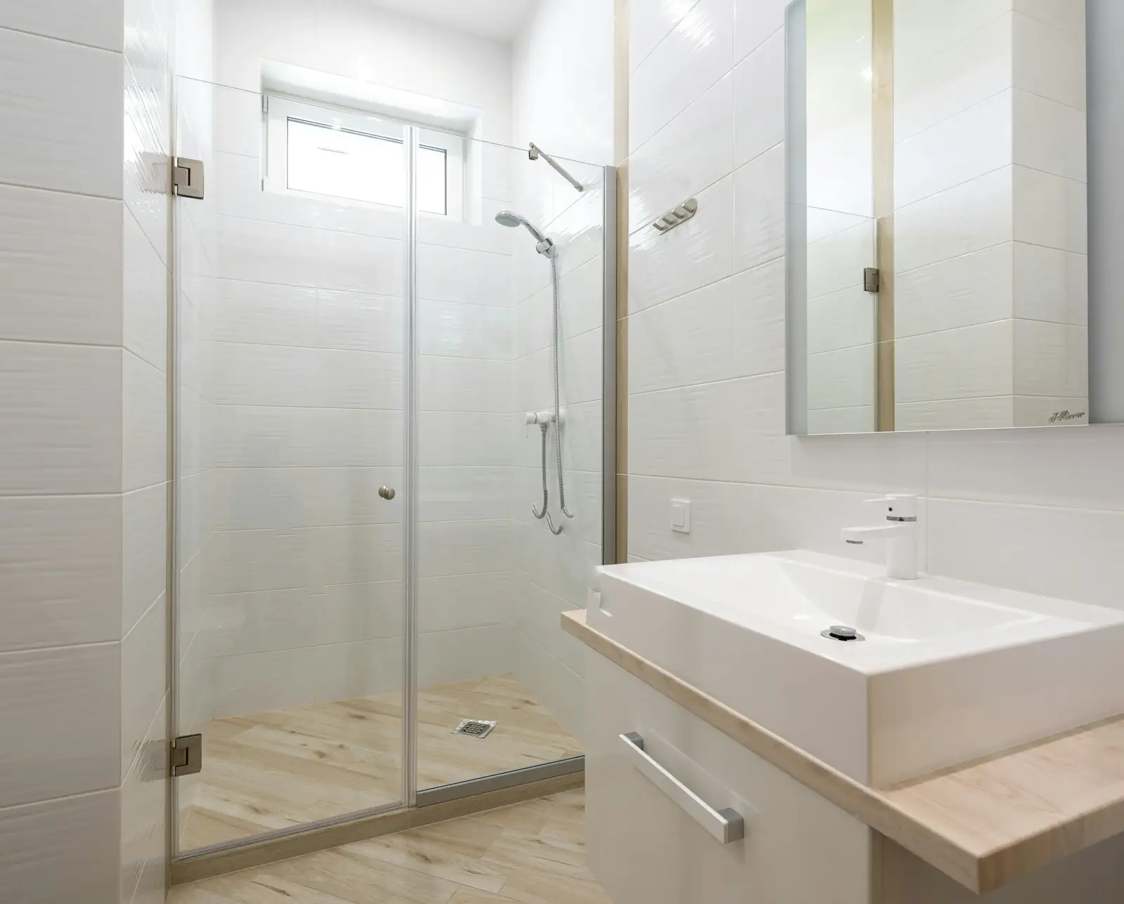 Salle de bain moderne avec douche à l’italienne, en rénovation ou fraîchement terminée
