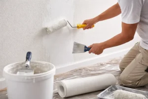 Application d’un enduit de lissage sur une toile de verre avant pose de papier peint.