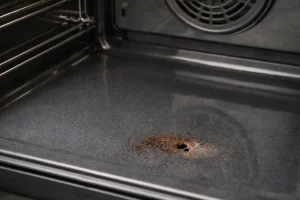 Trou avec corrosion dans le fond d’un four domestique