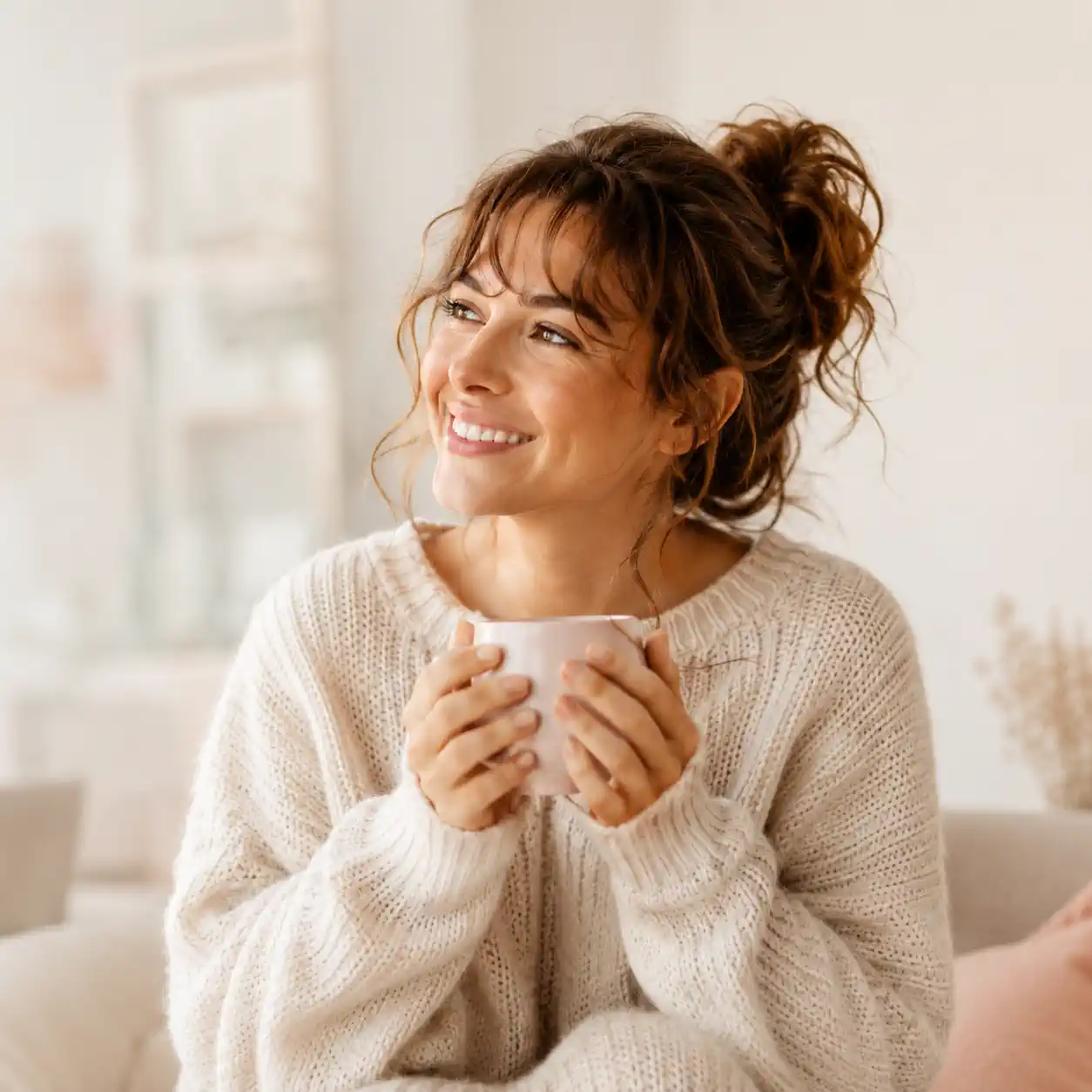 Portrait d’une femme souriante tenant une tasse dans un intérieur doux et lumineux
Décor botanique
