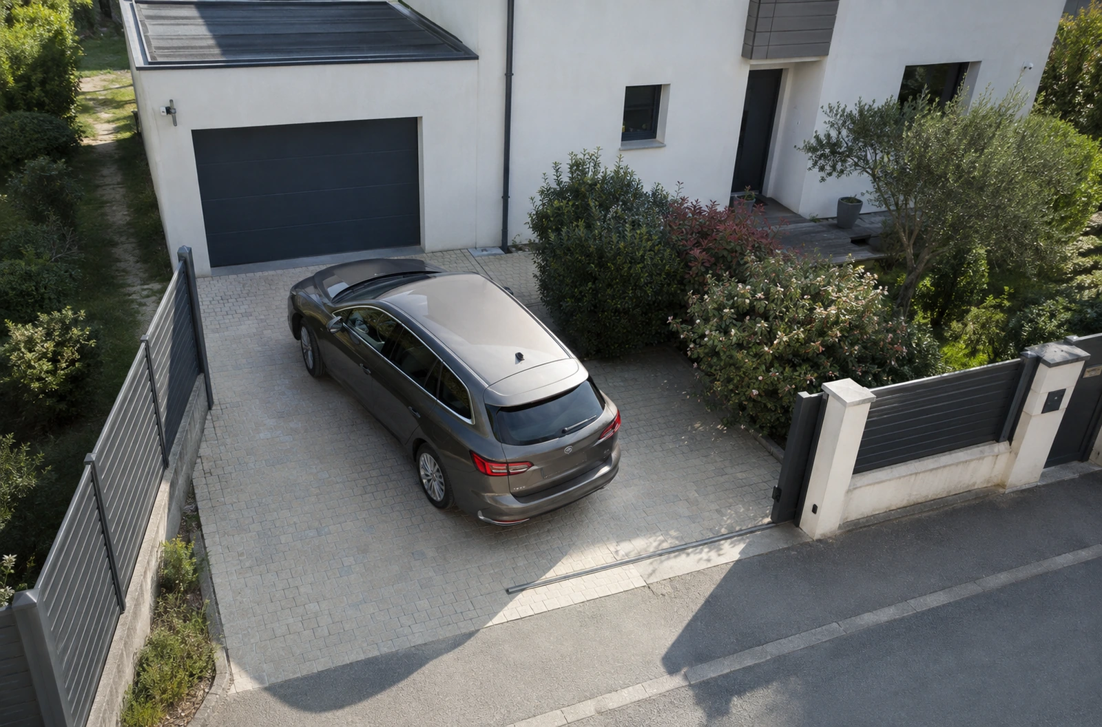 Voiture manœuvrant sur une aire de retournement devant une maison individuelle